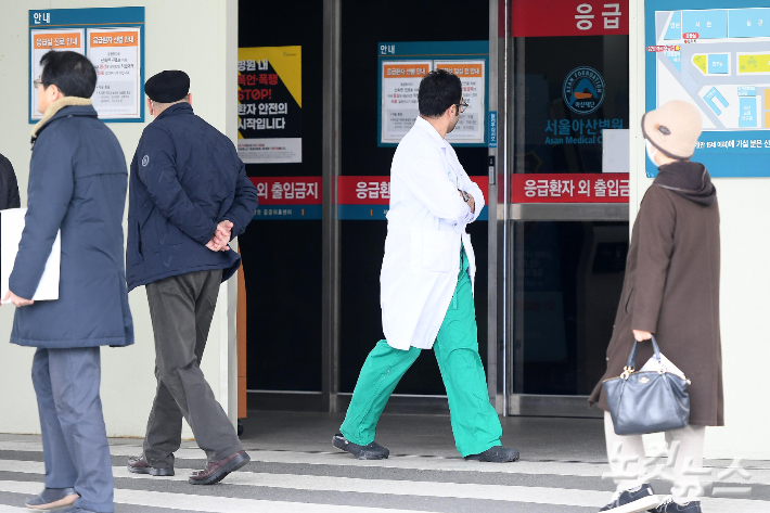 정부가 전공의들의 복귀 기한으로 제시한 날을 하루 앞둔 지난달 28일 서울의 한 대형병원에서 의료진이 이동하고 있다. 박종민 기자