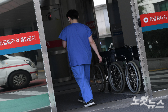 정부가 전공의들의 복귀 기한으로 제시한 날을 하루 앞둔 지난달 28일 서울의 한 대형병원에서 의료진이 이동하고 있다. 정부는 이날 각 수련병원의 전공의 대표자 등의 집을 직접 찾아가 업무개시명령을 전달하기 시작했다. 박종민 기자