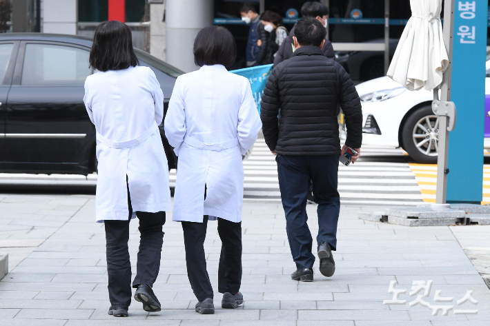 정부가 전공의들의 복귀 기한으로 제시한 날을 하루 앞둔 지난달 28일 서울의 한 대형병원에서 의료진이 이동하고 있다. 박종민 기자