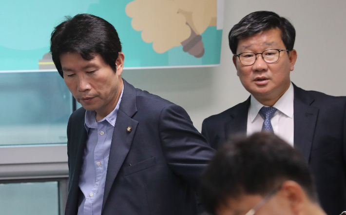 더불어민주당 전해철 의원(오른쪽)과 이인영 의원. 연합뉴스 
