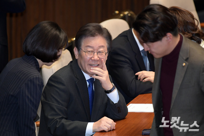 더불어민주당 이재명 대표가 의원들과 대화를 하고 있다. 윤창원 기자