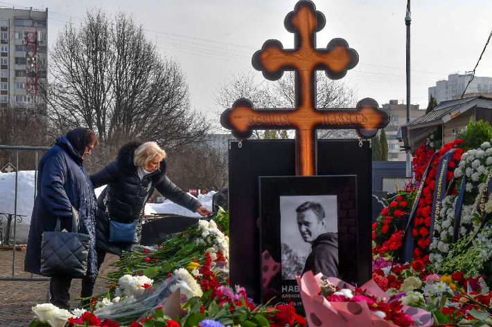 2일(현지시간) 알렉세이 나발니의 어머니 류드밀라 나발나야(왼쪽)와 장모 알라 아브로시모바가 모스크바 보리솝스코예 공동묘지에 있는 나발니 묘를 함께 방문했다. 연합뉴스