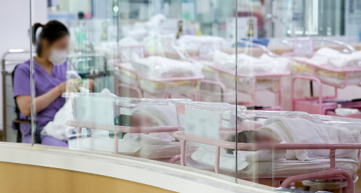 서울 시내 한 산후조리원 신생아실에서 간호사 등 관계자들이 신생아들을 돌보고 있다. 연합뉴스