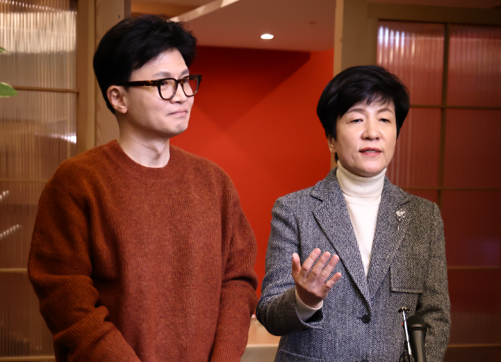 1일 서울 종로구 모처에서 국민의힘 한동훈 비상대책위원장과 회동을 마친 김영주 국회부의장. 연합뉴스