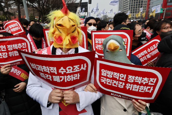 3일 오후 서울 여의도공원 옆 여의대로 인근에서 열린 의대정원 증원 및 필수의료 패키지 저지를 위한 전국의사 총궐기대회에서 참석자들이 의료 탄압 중단 등을 촉구하는 내용의 손팻말을 들고 있다. 연합뉴스