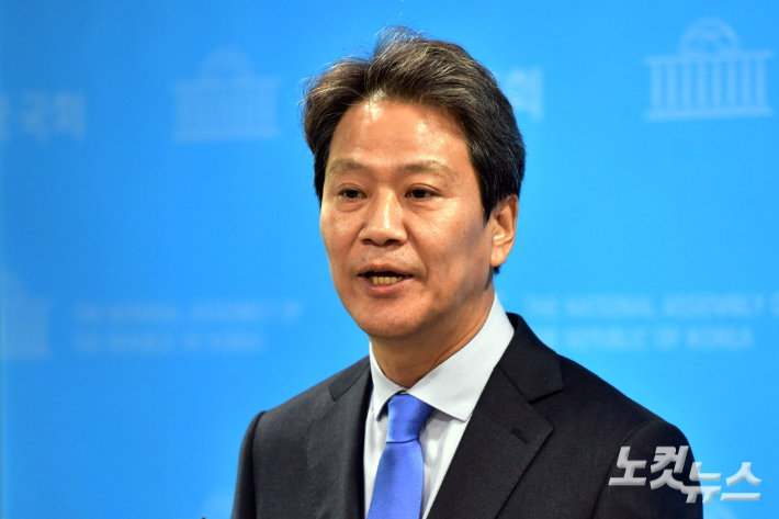 임종석 전 대통령비서실장이 지난달 28일 서울 여의도 국회 소통관에서 공천 관련 기자회견을 마치고 취재진의 질문을 받고 있다. 윤창원 기자