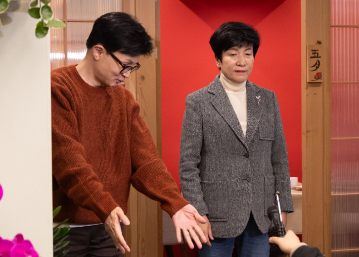 국민의힘 한동훈 비상대책위원장과 더불어민주당을 탈당한 김영주 국회부의장이 1일 오후 서울 종로구 모처에서 회동을 마친 후 취재진과의 인터뷰를 위해 이동하고 있다. 연합뉴스