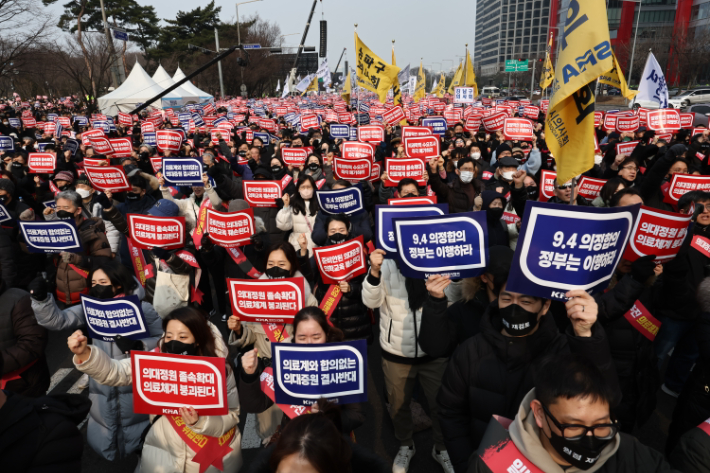 3일 오후 서울 여의도공원 옆 여의대로 인근에서 열린 의대정원 증원 및 필수의료 패키지 저지를 위한 전국의사 총궐기대회에서 참석자들이 의대 정원 확대 반대 및 9.4 의정합의 이행을 촉구하는 내용의 구호를 외치는 모습. 연합뉴스