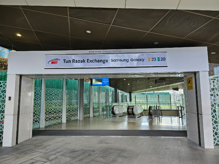 '갤럭시 S24'와 '갤럭시 AI' 이미지로 랩핑된 말레이시아 쿠알라룸푸르 'TRX 삼성 갤럭시역' 모습. 삼성전자 제공