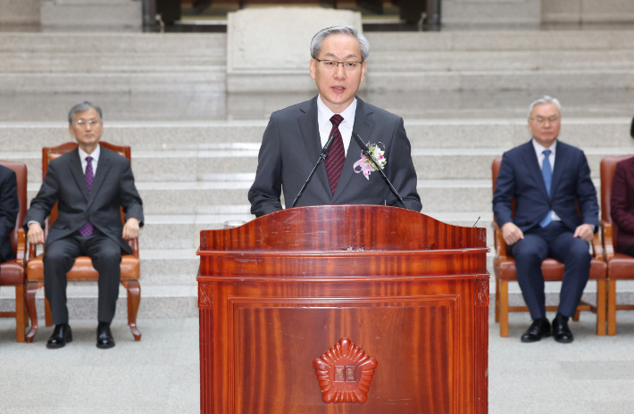 엄상필 신임 대법관이 4일 오전 서울 서초구 대법원에서 열린 취임식에서 취임사를 하고 있다. 연합뉴스