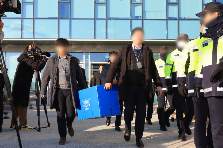 경찰이 지난 1일 서울 용산구 의협 회관에서 수사관들이 압수품을 옮기는 모습. 연합뉴스