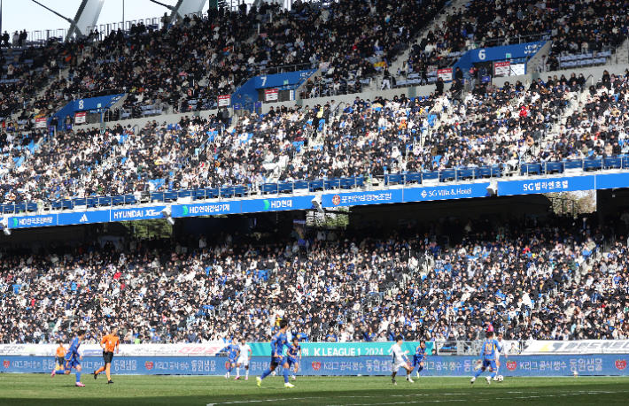 관중으로 가득 찬 문수축구경기장. 연합뉴스