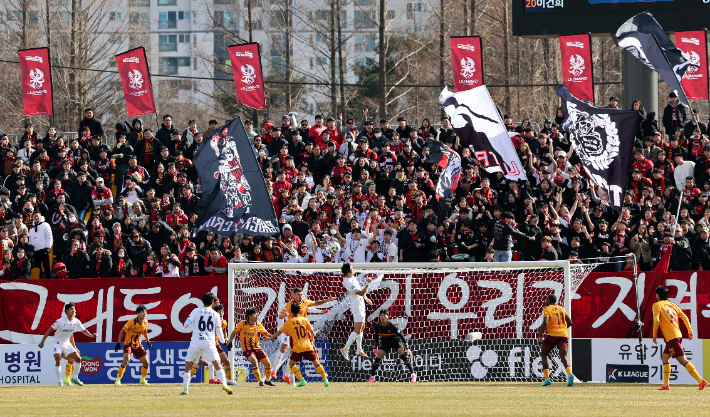 관중 가득 찬 광주축구전용경기장. 연합뉴스