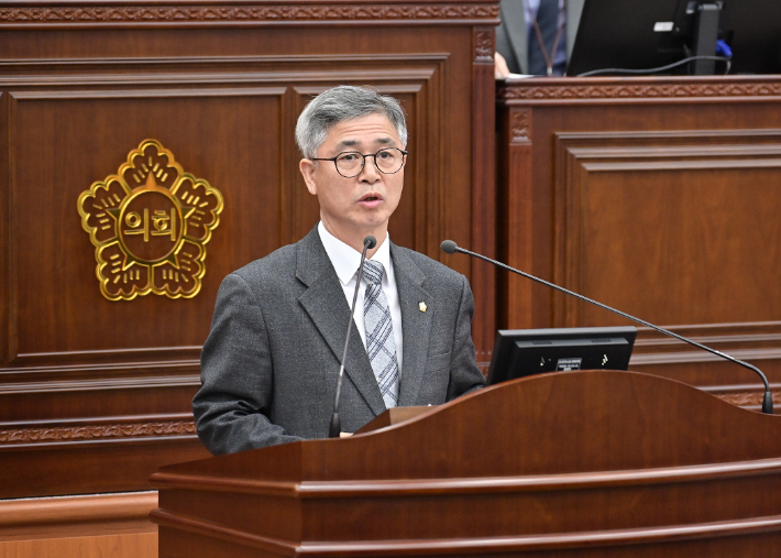 4일 10분 자유발언을 하고 있는 강릉시의회 김진용 의원. 강릉시의회 제공