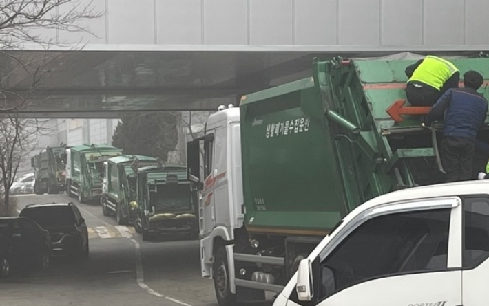 진입로 늘어선 청소차량.  청주시 제공