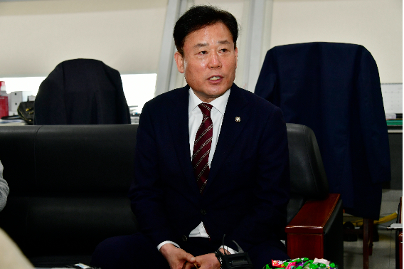 더불어민주당 송갑석 의원이 4일 광주시의회에서 출마 선언을 하기에 앞서 차담회를 갖고 있다. 송갑석 의원실 제공