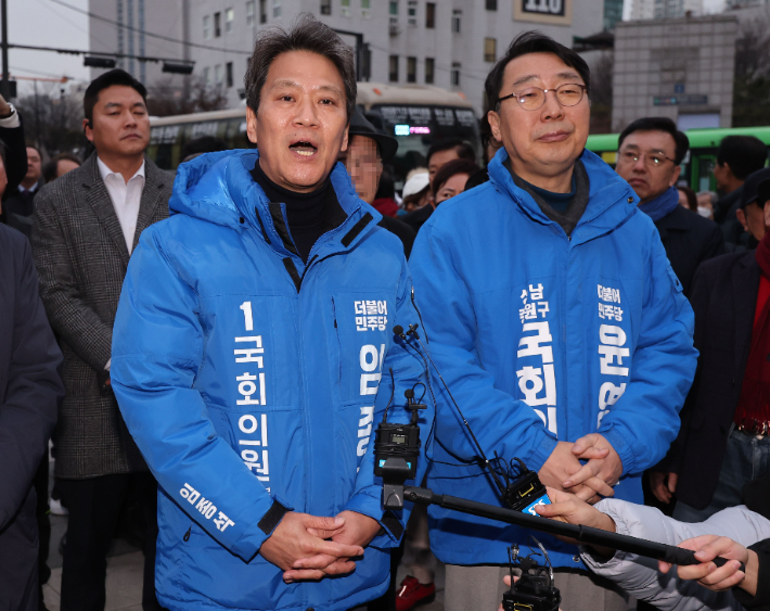 더불어민주당의 전략지역구인 서울 중·성동갑에서 공천 배제된 임종석 전 청와대 비서실장이 28일 오후 윤영찬 의원과 함께 서울 성동구 왕십리역 광장에서 취재진 질문에 답하고 있다. 연합뉴스