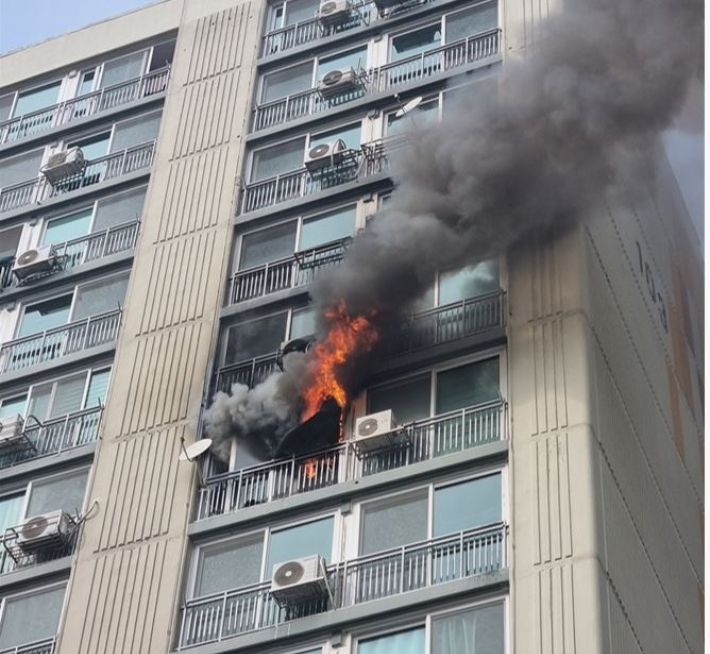 경주 아파트 10층서 화재…2명 사망 2명 부상
