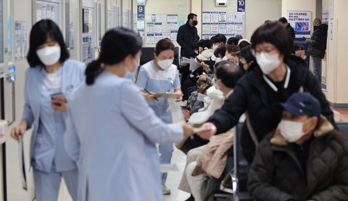 전공의 집단 이탈이 일주일 이상 이어지고 있는 가운데 지난달 27일 오후 서울의 한 대학병원에서 간호사들이 분주히 움직이고 있다. 연합뉴스
