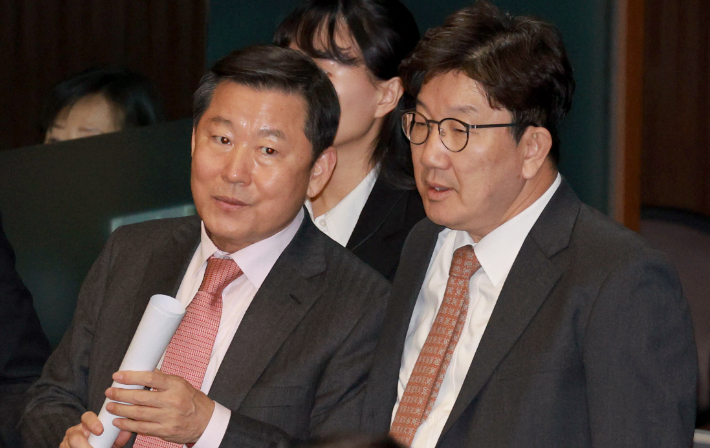 국민의힘 이철규 의원(왼쪽)과 권성동 의원이 지난 2월 29일 국회에서 열린 본회의에서 대화하고 있다. 연합뉴스