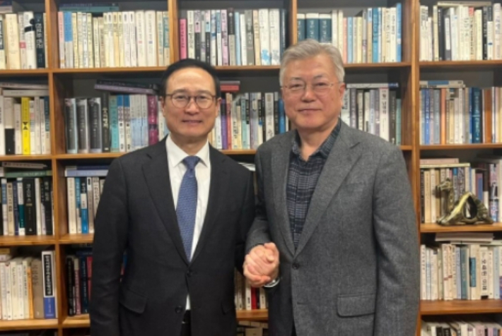 홍영표 더불어민주당 의원(왼쪽)과 문재인 전 대통령. 홍 의원 페이스북 캡처