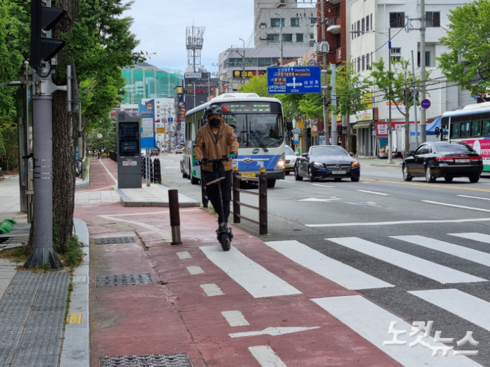 부산시가 전국에서 처음으로 개인형 이동장치와 대중교통 간 환승 할인 정책을 시범 운영한다. 박진홍 기자