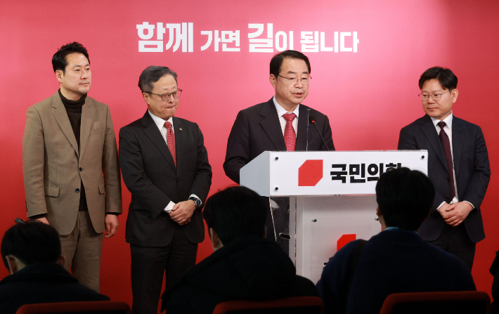 국민의힘 정영환 공천관리위원장이 경선 지역 결과를 발표하는 모습. 연합뉴스