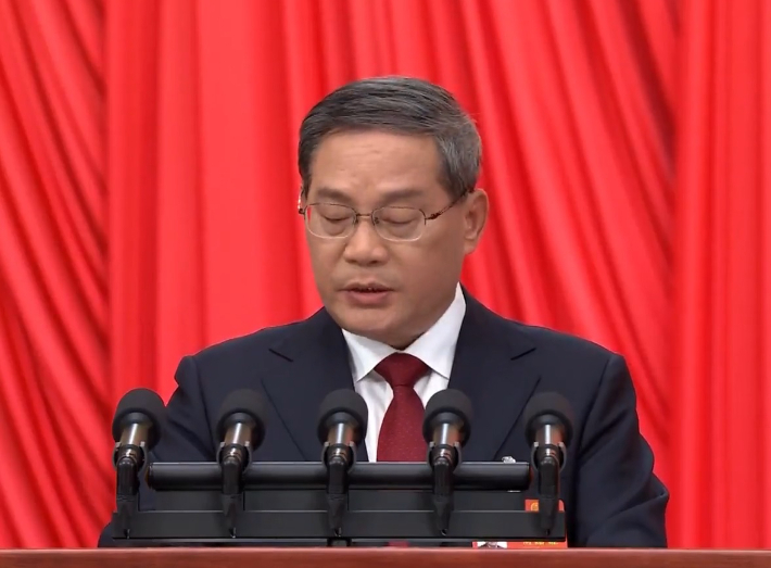 리창 총리가 5일 베이징 인민대회당에서 열린 전인대 개막식에서 정부 공작보고를 하고 있다. 전인대 홈페이지 캡처
