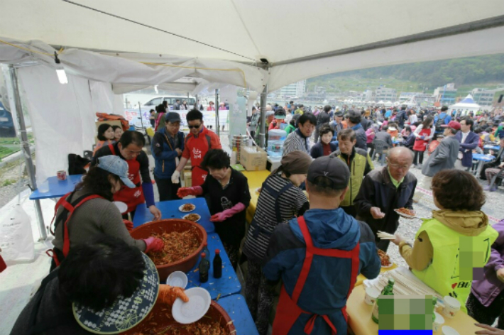 기장멸치축제가 기장군 대변항 일대에서 열린 모습. 부산 기장군청 제공 