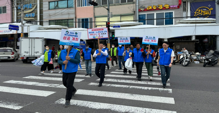 여수시 르네상스 시민운동 참여자들이 2026여수세계섬박람회 거리 홍보에 나서고 있다. 여수시 제공