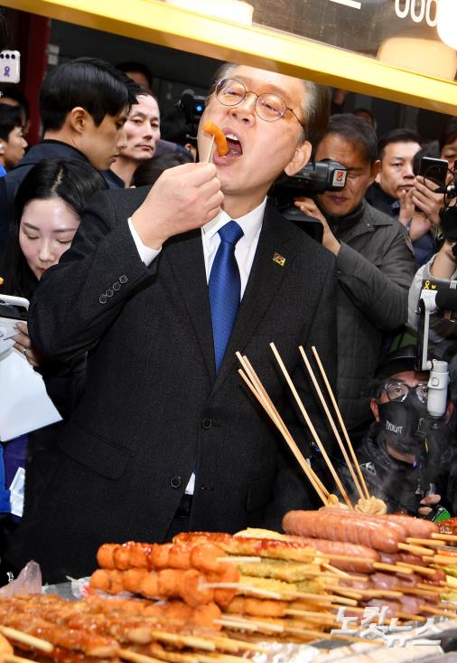 떡볶이 먹는 이재명 대표