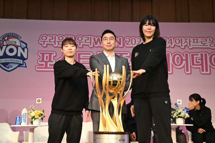 KB스타즈 김완수 감독과 박지수(오른쪽), 허예은. WKBL 제공