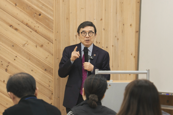 이번 교육에서 차의과대학 통합의학대학원 전세일 석좌교수(사진)는 '죽음학에서 바라보는 삶의 소중함과 훌륭함'을 주제로 특강했다. 대한웰다잉협회 포항시지회 제공