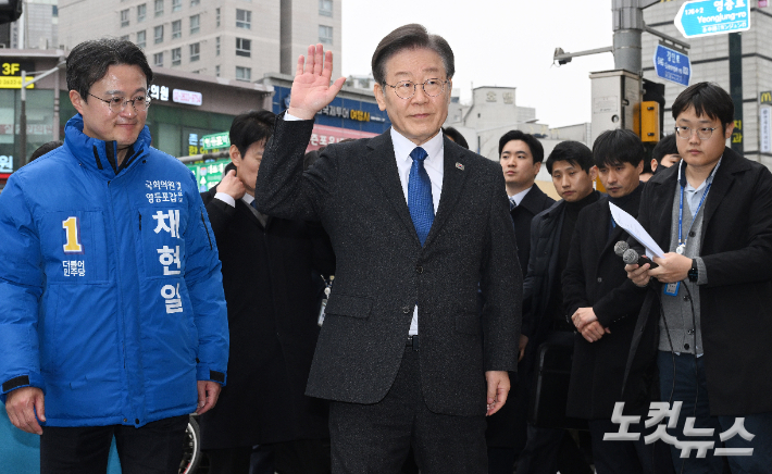 더불어민주당 이재명 대표가 5일 서울 영등포역 앞에서 긴급 현장기자회견을 하기 위해 들어서고 있다. 황진환 기자