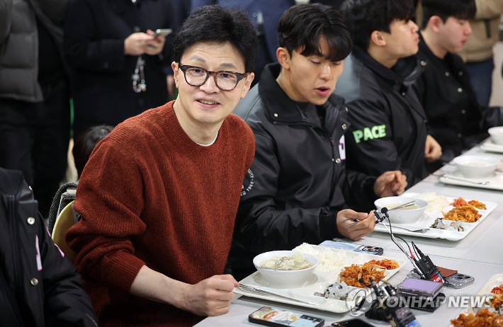 (청주=연합뉴스) 천경환 기자 = 국민의힘 한동훈 비상대책위원장이 5일 오후 청주 서원대학교를 찾아 학생들과 식사하며 대화하고 있다. 2024.3.5 [공동취재] kw@yna.co.kr 연합뉴스