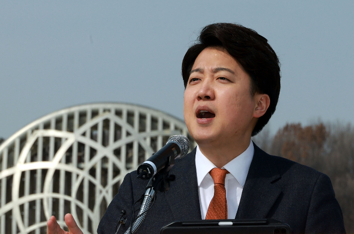 뛰고 싶은 동탄, 뛰고 싶은 이준석     (화성=연합뉴스) 한종찬 기자 = 개혁신당 이준석 대표가 4일 오후 경기도 화성시 정조로 동탄호수공원에서 제22대 국회의원선거 화성을 출마 선언을 하고 있다. 2024.3.4     saba@yna.co.kr (끝)   연합뉴스