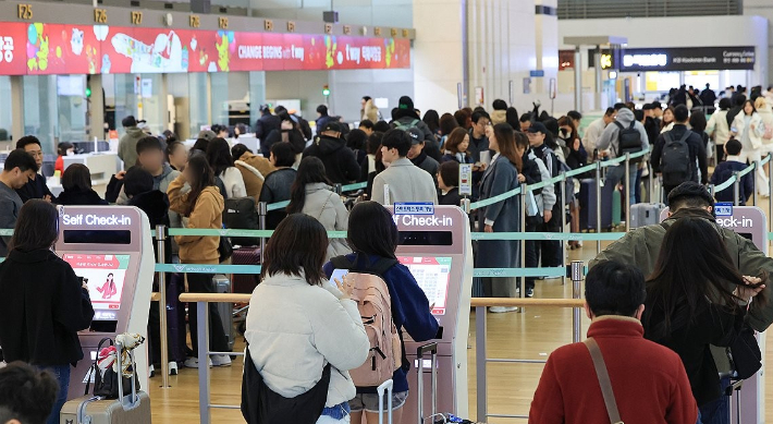 3·1절 연휴를 하루 앞둔 지난달 29일 오전 인천국제공항 제1여객터미널에서 일본 등 해외로 향하는 여행객들이 탑승 수속을 위해 줄을 서고 있다. 연합뉴스