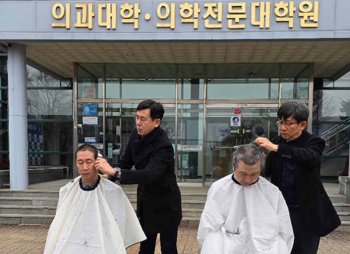 5일 오전 강원대학교 의과대학 앞에서 의대 교수들이 삭발식을 열고 대학 측의 증원 방침에 반발하고 있다. 연합뉴스