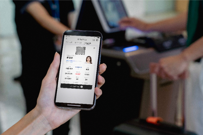 통신 3사(SKT, KT, LG유플러스)와 한국공항공사가 국내선 14개 공항에서 PASS 앱으로 신분증과 탑승권을 한 번에 인증받는 'PASS 스마트항공권' 제휴 항공사에 대한항공과 진에어를 추가했다고 6일 밝혔다. 사진은 PASS 스마트항공권 사용 화면 모습. 연합뉴스