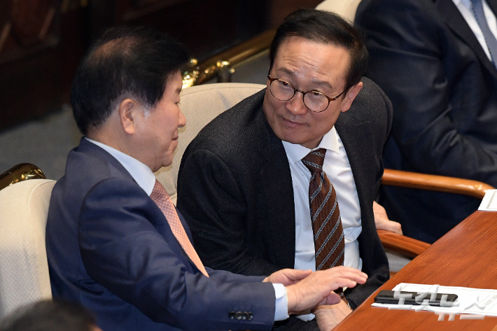 더불어민주당 홍영표 의원(오른쪽). 윤창원 기자 