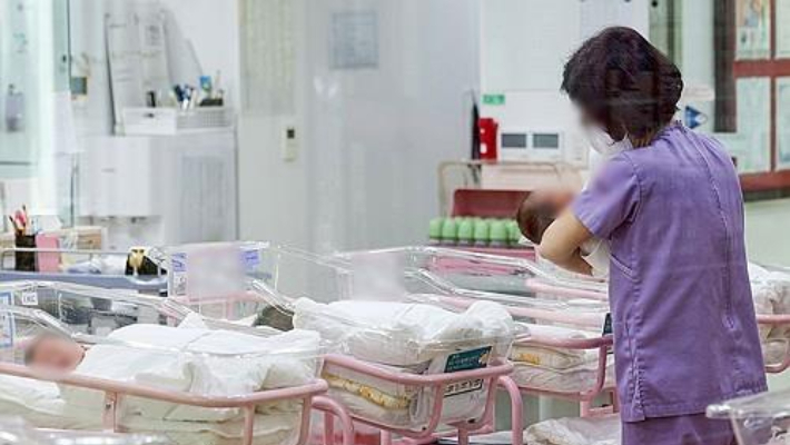 분기 출산율이 처음으로 0.6명대로 떨어지며 저출산 현상이 이어지고 있는 가운데 지난달 28일 오후 서울 시내 한 산후조리원 신생아실에서 간호사 등 관계자가 신생아들을 돌보고 있다. 연합뉴스