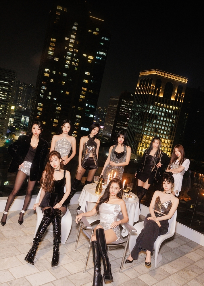 올해 데뷔 9주년을 맞은 여성 아이돌 그룹 트와이스가 3월 9일자 최신 차트 기준 '빌보드 200'에서 첫 1위에 올랐다. JYP엔터테인먼트 제공