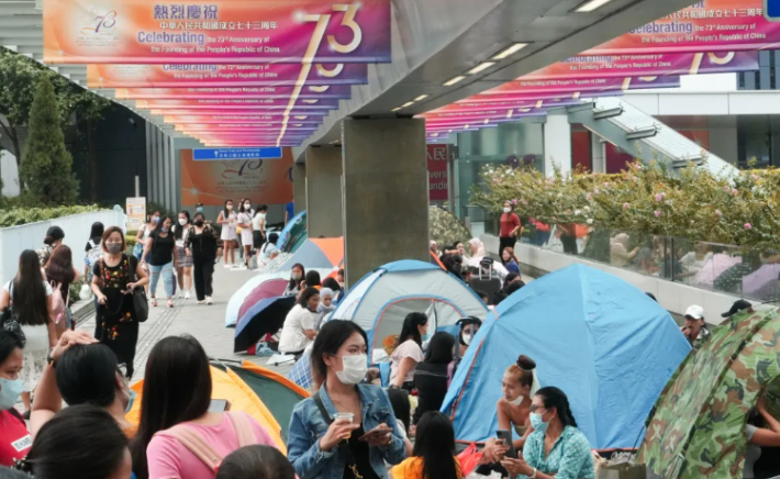 길거리에서 휴일을 보내는 홍콩 외국인 가사도우미들. 홍콩프리프레스 캡처