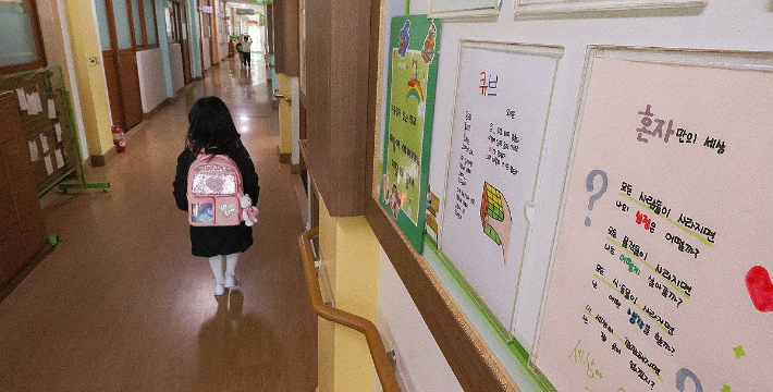 4일 오전 대구 군위군 부계초등학교에서 입학식을 마친 1학년 신입생이 교실로 이동하고 있다. 연합뉴스