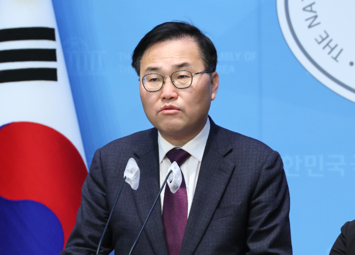 국민의힘 홍석준 의원이 6일 국회 소통관에서 당의 컷오프(공천배제) 결정에 대한 입장을 밝히는 모습. 연합뉴스