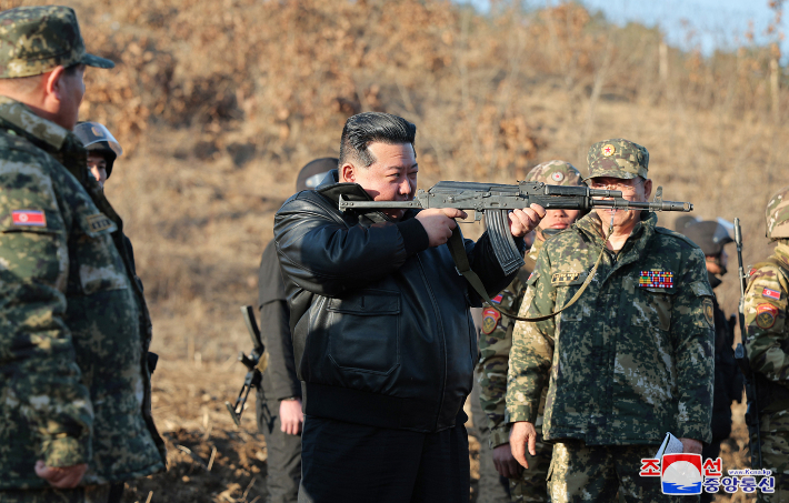 조선중앙통신은 7일 김정은 북한 국무위원장이 직접 소총을 들고 사격하는 자세를 공개했다. 연합뉴스