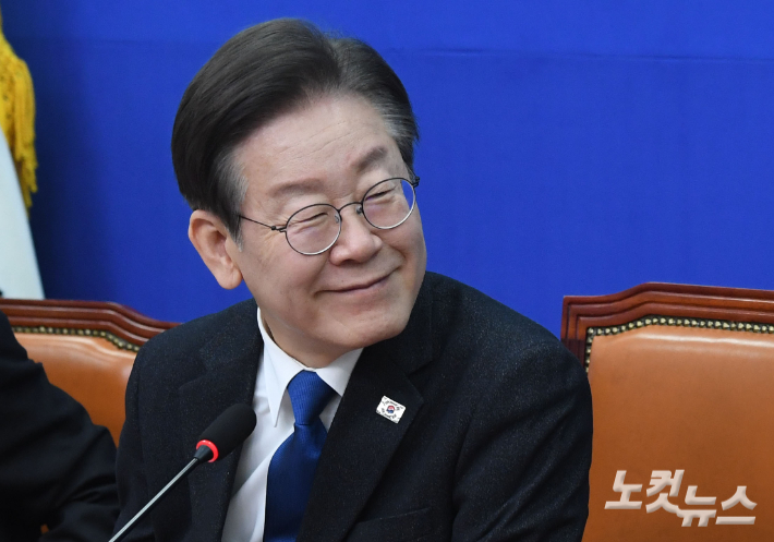 더불어민주당 이재명 대표가 6일 오전 국회에서 열린 최고위원회의에 참석해 미소짓고 있다. 황진환 기자
