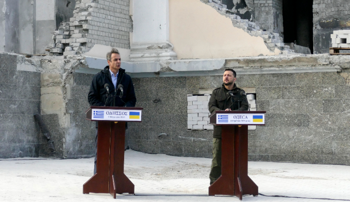 6일(현지시간) 기자회견 하는 미초타키스 그리스 총리와 젤렌스키 우크라이나 대통령. 연합뉴스