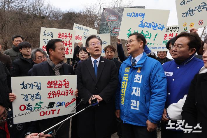 대화하는 이재명 대표-최재관 여주시양평군 후보