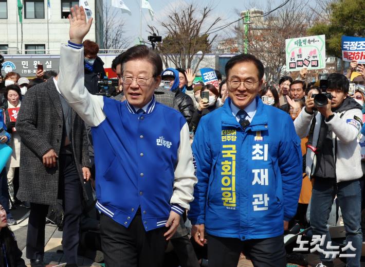 이재명 더불어민주당 대표가 7일 오전 경기도 양평군청 앞에 마련된 서울·양평 고속도로 국정농단 진상규명 촉구 농성장에서 제22대 총선 여주시·양평군에 출마한 최재관 후보 지지방문을 하고 있다.